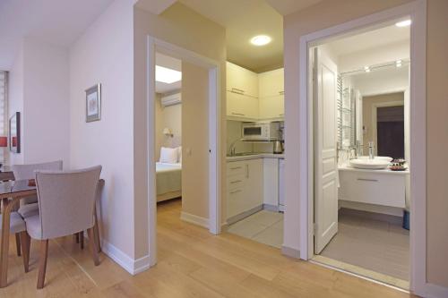 A kitchen or kitchenette at Cheya Sisli BNB Medical & Business City Center Tesvikiye Suites and Apartments