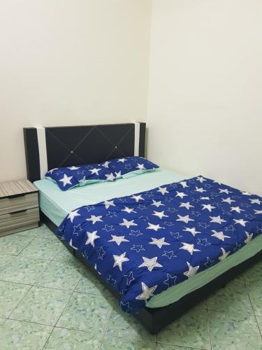 a bed with an american flag bedspread at Homestay Che Wan in Kuantan