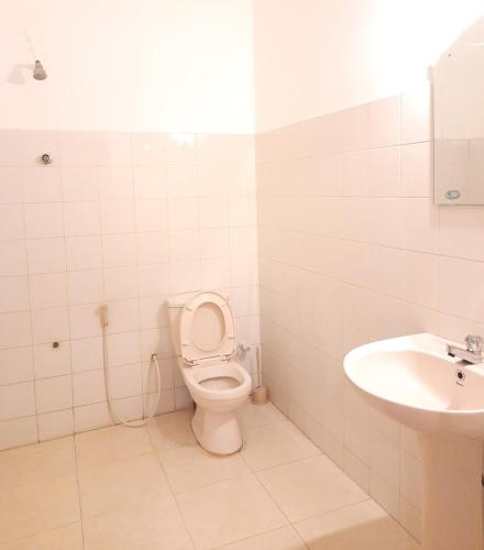 a bathroom with a toilet and a sink at Nature's Hideout Holiday Home in Mirigama