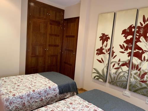 1 dormitorio con 1 cama y una gran pintura en la pared en Casa en Martín Miguel a 15 Minutos de Segovia, en Martín Miguel