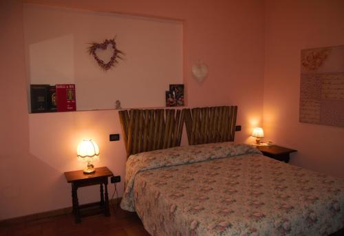 a bedroom with a bed and two lamps on tables at Agriturismo Villa Greggio in Casalserugo