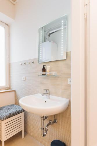 a bathroom with a sink and a mirror at #1 AUGSBURG Altstadtjuwel in Augsburg