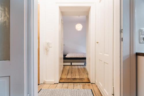 a hallway with a door leading to a bedroom at #1 AUGSBURG Altstadtjuwel in Augsburg