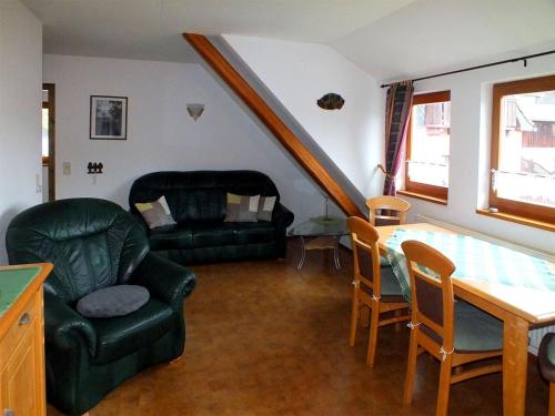 ein Wohnzimmer mit einem Sofa und einem Tisch in der Unterkunft Gästehaus Schrot in Bad Schandau