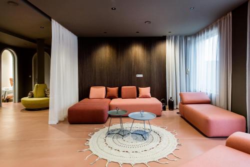 een woonkamer met een bank en een tafel bij K52 luxury 4BDRM 4BTHRM apartment in Boedapest