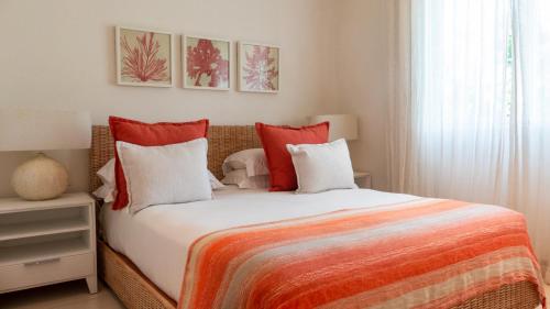 En eller flere senge i et værelse på Myra Luxury Seafront Apartment