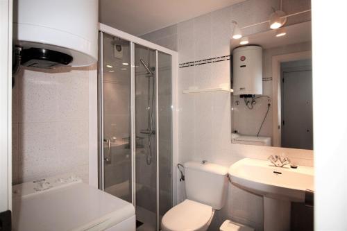 ロザスにあるGlobal Immo 2079 Rocmarのバスルーム(トイレ、洗面台、シャワー付)