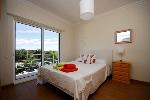 アルトゥーラにあるAltura Villaのベッドルーム1室(ベッド1台、大きな窓付)