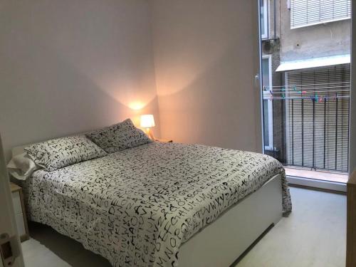 a bedroom with a bed and a window at Fantástico Apartamento en el centro de Blanes y a 150mts de la Playa in Blanes