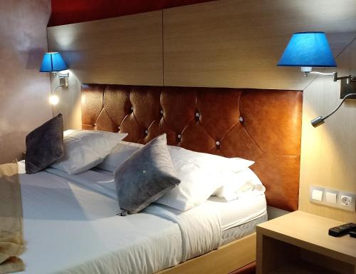 Posteľ alebo postele v izbe v ubytovaní HOTEL AMSTERDAM