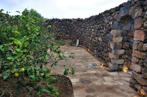 een stenen muur met een loopbrug ervoor bij Horizon Pantelleria in Pantelleria