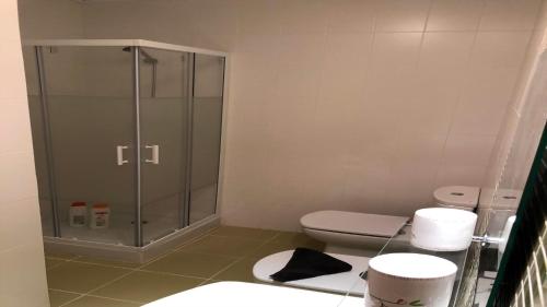 W łazience znajduje się toaleta i przeszklony prysznic. w obiekcie Fabuloso alojamiento compuesto por 4 chalets adosados de lujo en Panorámica Golf para 28 personas piscina con CIRCUITO SPA w mieście San Jorge