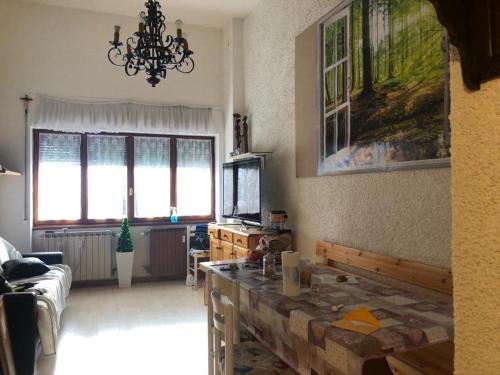 een woonkamer met een bank en een tafel bij casa della neve in Foppolo