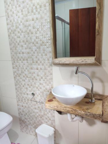 烏魯比西的住宿－Casa de temporada da vovó，一间带水槽和镜子的浴室