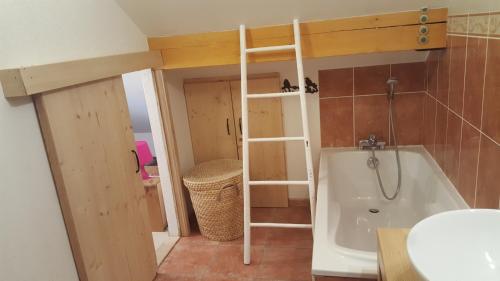 een kleine badkamer met een bad en een wastafel bij Duplex Les Périades 18 in Saint-Gervais-les-Bains