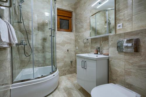 y baño con ducha, aseo y lavamanos. en Apartman Gavrilov 3, en Zlatibor