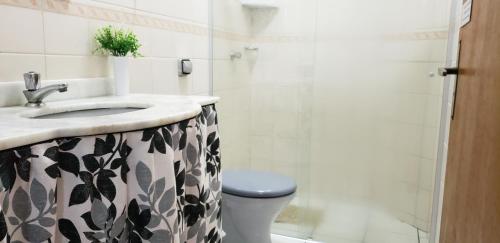 une salle de bain avec toilettes, lavabo et douche dans l'établissement APTO UBATUBA Maranduba 80 mt praia, à Ubatuba