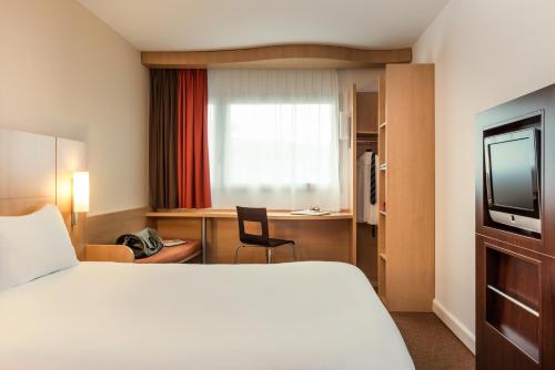 Llit o llits en una habitació de ibis Paris Pont de Suresnes Longchamp