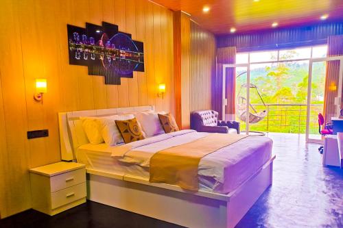 een slaapkamer met een groot bed en een raam bij Daddy's Guest Home in Nallathanniya