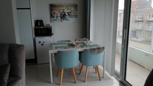 Kuchyň nebo kuchyňský kout v ubytování Studio Raversijde with Sea View