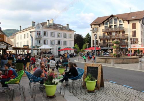 un groupe de personnes assises dans une rue de la ville dans l'établissement La Résilience - GERARDMER, à Gérardmer