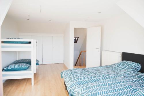 un dormitorio con una cama y una litera en Maison Romeo, en Brujas
