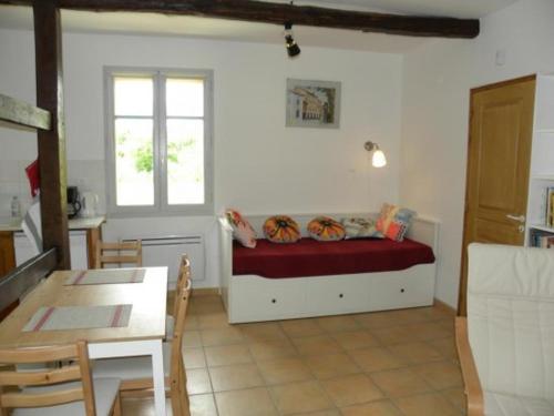 Zimmer mit einem Bett und einem Tisch sowie einer Küche in der Unterkunft Gîte de Minère in Estang
