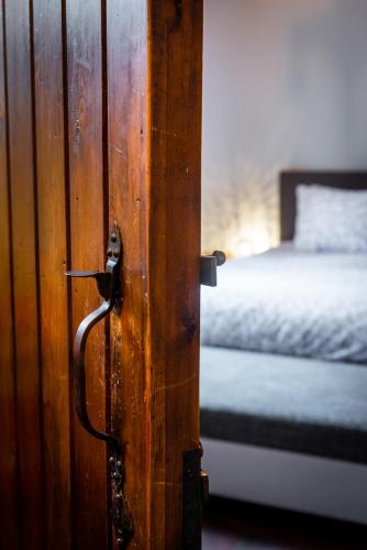 Una cama o camas en una habitación de Rose House B&B