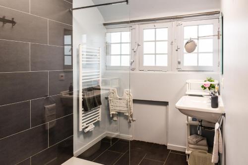 Un baño de Rose House B&B