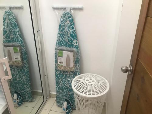 a door with two green ties and a trash can at moderno apto frente a la piscina in Santiago de los Caballeros
