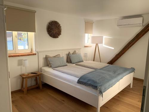 Un pat sau paturi într-o cameră la Logis 11 Apartments