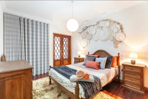 アプーリアにあるVivenda Mar e Terraのベッドルーム1室(青とオレンジの枕が備わるベッド1台付)