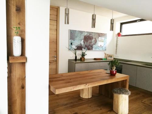 a kitchen with a wooden table in a room at Loft del Talvera 1 in Bolzano