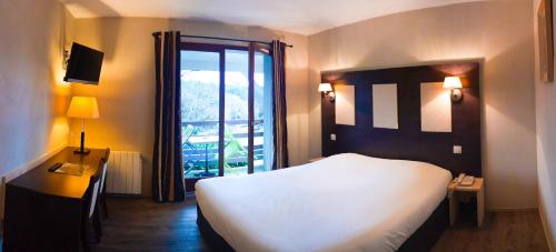 Un pat sau paturi într-o cameră la Hotel Alicia Auray Le Bono