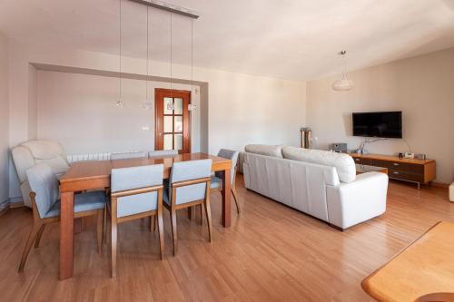 sala de estar con mesa y sofá en Apartamentos El Llombo, en Ontinyent