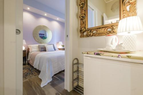 un dormitorio con una cama y un espejo en Olimpia House room, en Verona