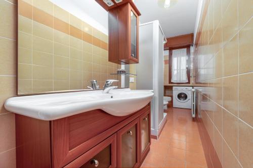 y baño con lavabo y lavadora. en Casa da Suite Torre, en Milán