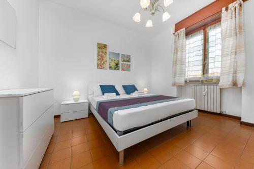 Habitación blanca con cama y ventana en Casa da Suite Torre, en Milán