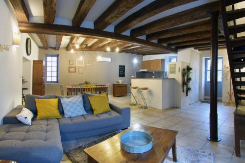 un salon avec un canapé bleu et une table dans l'établissement Chez Mémé Caillou, Gîte 6 personnes, à Montmirail