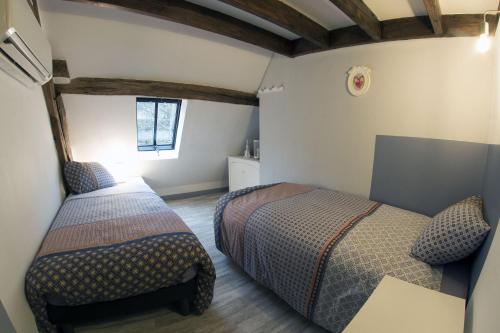 1 Schlafzimmer mit 2 Betten in einem Zimmer in der Unterkunft Chez Mémé Caillou, Gîte 6 personnes in Montmirail