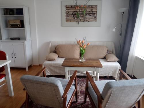 a living room with a table and a couch at Villa Daheim Semmering in Semmering