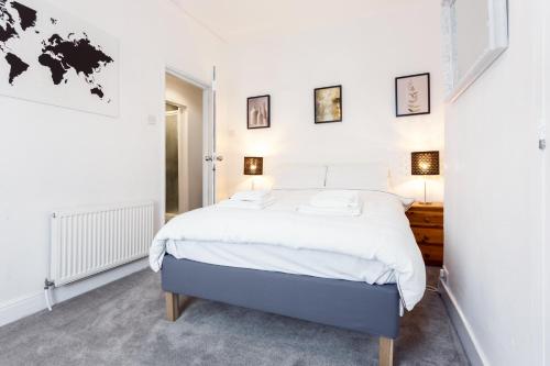 een slaapkamer met een groot bed in een kamer bij Charming, Well-Equipped Apt - 5 Minutes From Beach in Bournemouth