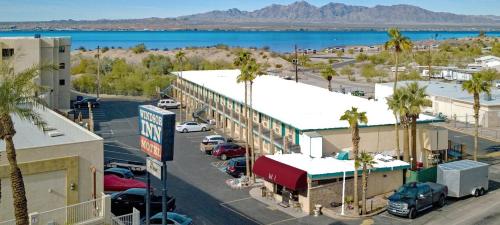 Vista al árido de un aparcamiento con palmeras y agua en Windsor Inn Lake Havasu City, en Lake Havasu City