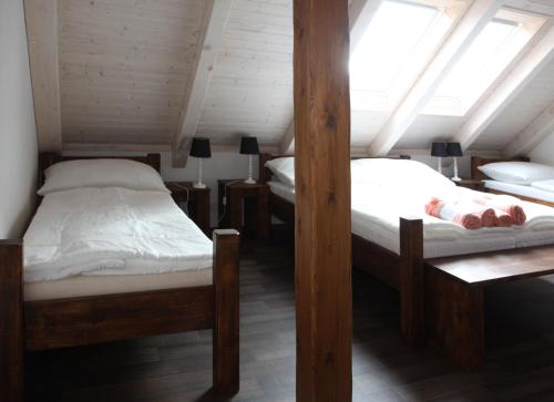 2 Einzelbetten in einem Zimmer mit Dachgeschoss in der Unterkunft Apartmány Stodola n.30 in Stříbřec