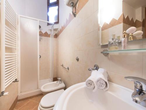 La salle de bains est pourvue d'un lavabo, de toilettes et d'une douche. dans l'établissement Casale Le Noci, à Vico Equense