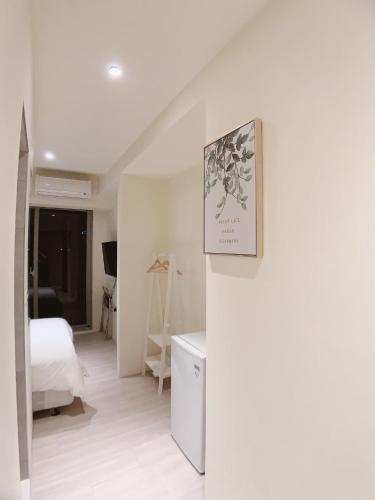 a room with a bed and a picture on the wall at 日出逢甲 in Taichung