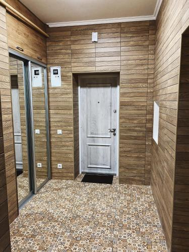 a hallway with a door and a tile floor at Розкішна квартира. Подобово. Центр! in Ternopilʼ