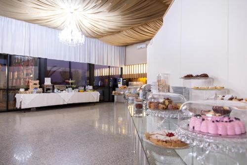 a bakery with many cakes and pastries on display at Park Hotel in Rimini
