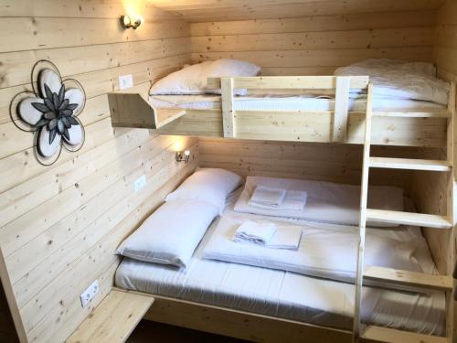 Tempat tidur susun dalam kamar di Stubihuettn