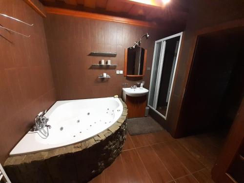 ein Badezimmer mit einer großen Badewanne und einem Waschbecken in der Unterkunft Rodinný dom Petro s Wallbox nabíjaním elektromobilu in Rabča